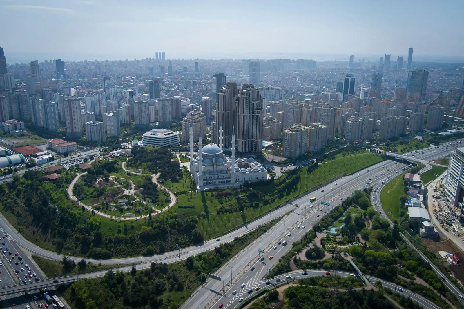 Yeşil alanlar ve otoyolların havadan görünümü