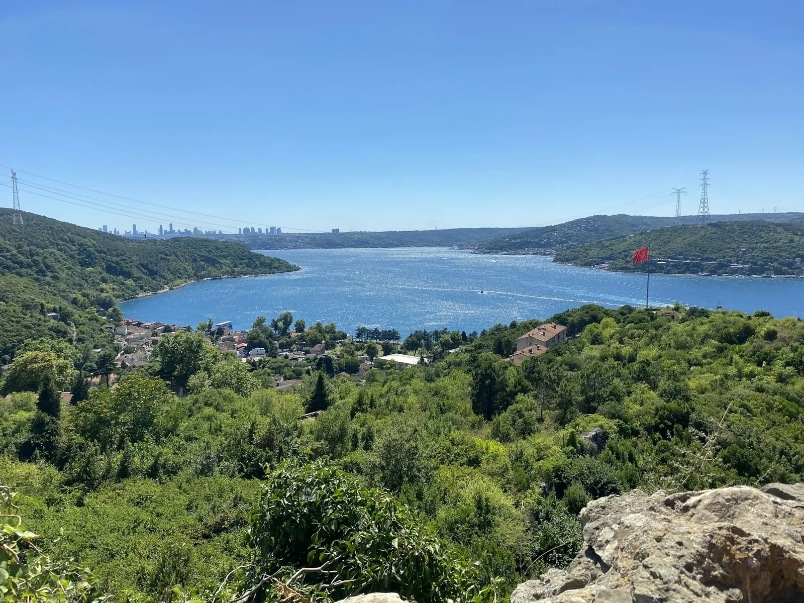 Ormanlık tepelerden İstanbul Boğazı manzarası