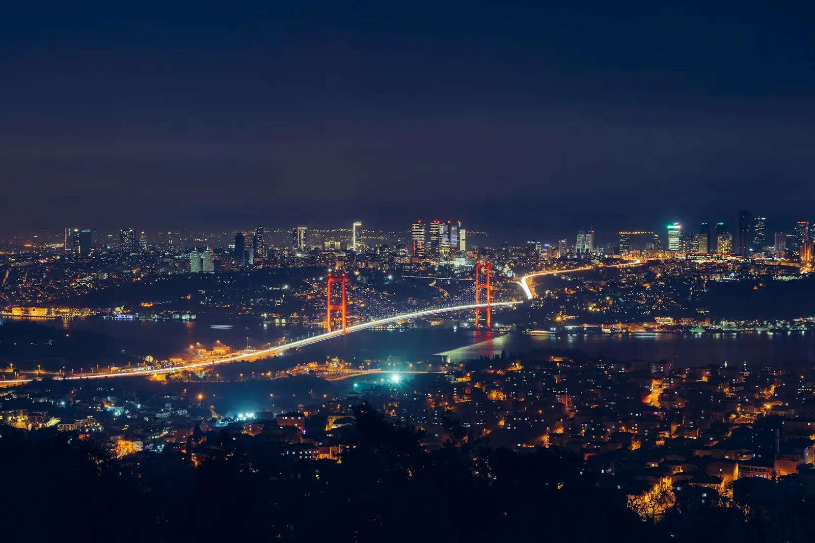 Gece yukarıdan İstanbul ve Boğaz Köprüsü