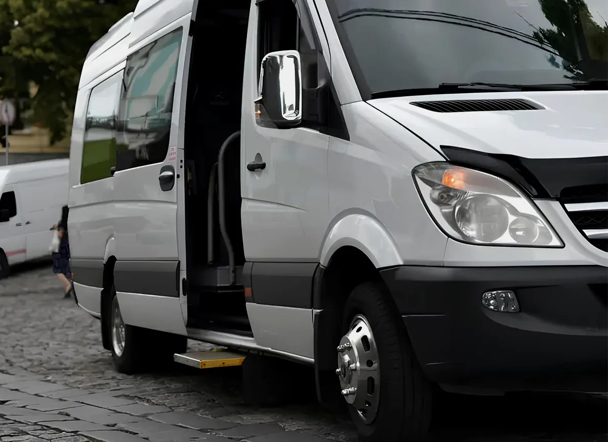 Yolcu alan İltur servis minibüsü