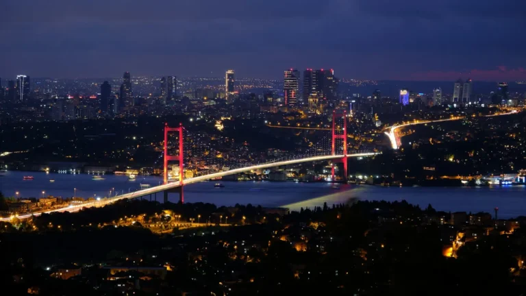 Gece Boğaz Köprüsü ve İstanbul ışıkları