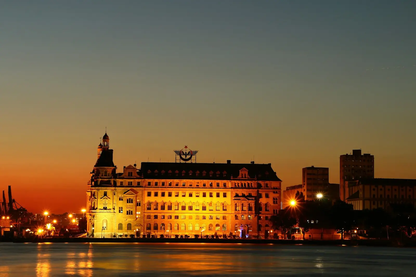 Gece ışıklandırılmış Haydarpaşa Garı