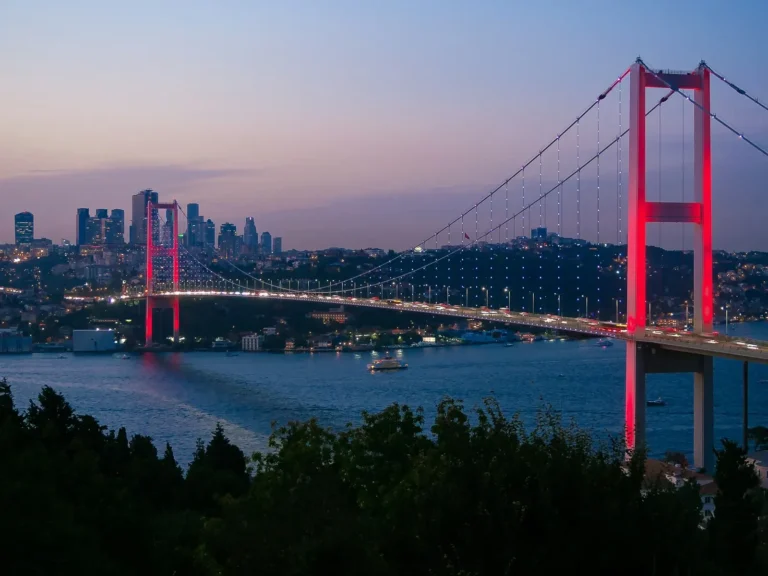 Gün batımında Boğaz Köprüsü ve İstanbul
