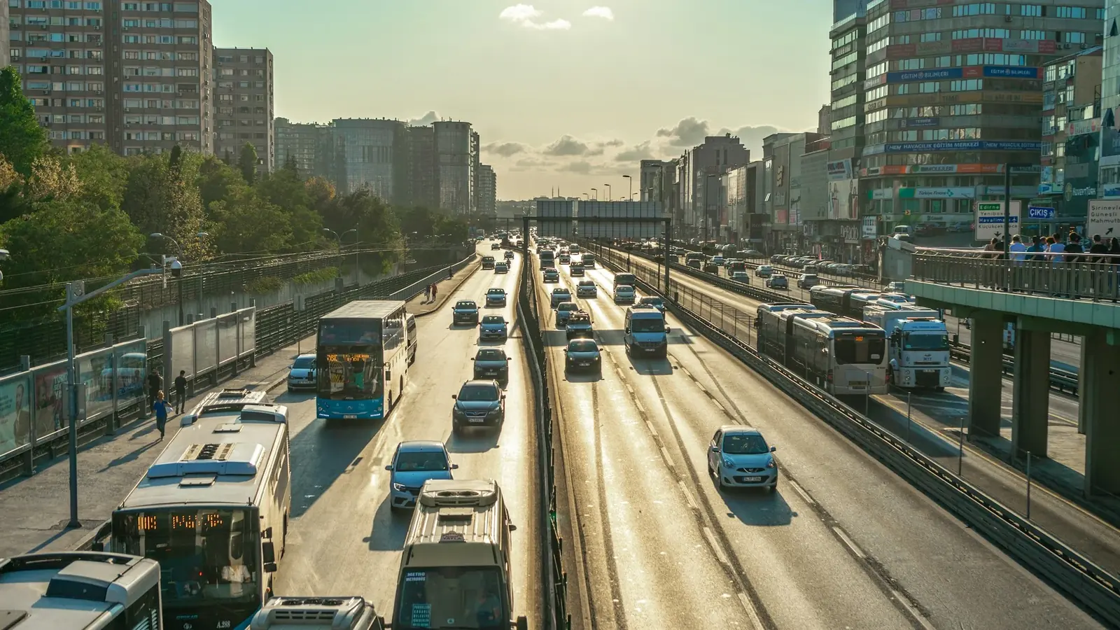 Toplu taşıma şeritli şehir içi otoyol ve yüksek binalar