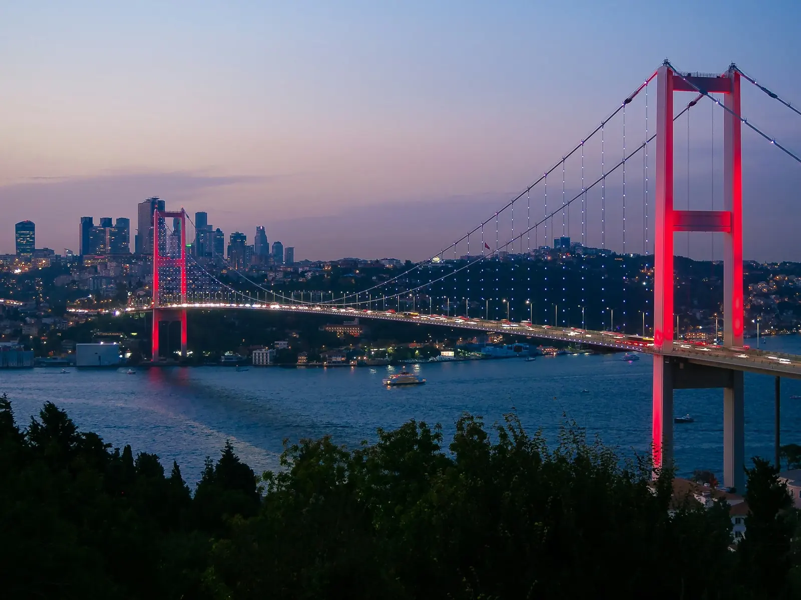 Gün batımında Boğaz Köprüsü ve İstanbul