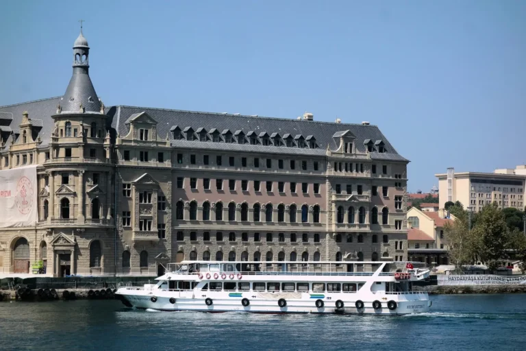 Haydarpaşa Garı önünden geçen vapur