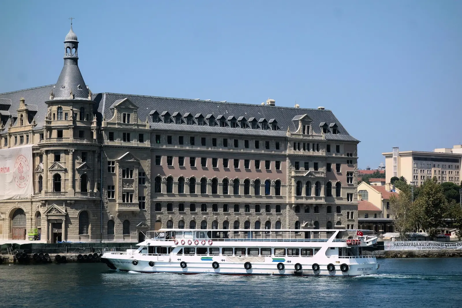 Haydarpaşa Garı önünden geçen vapur