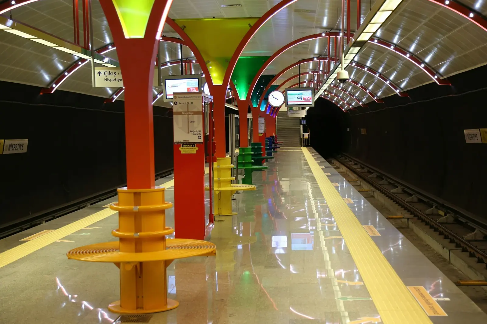 Metro istasyonu peronu