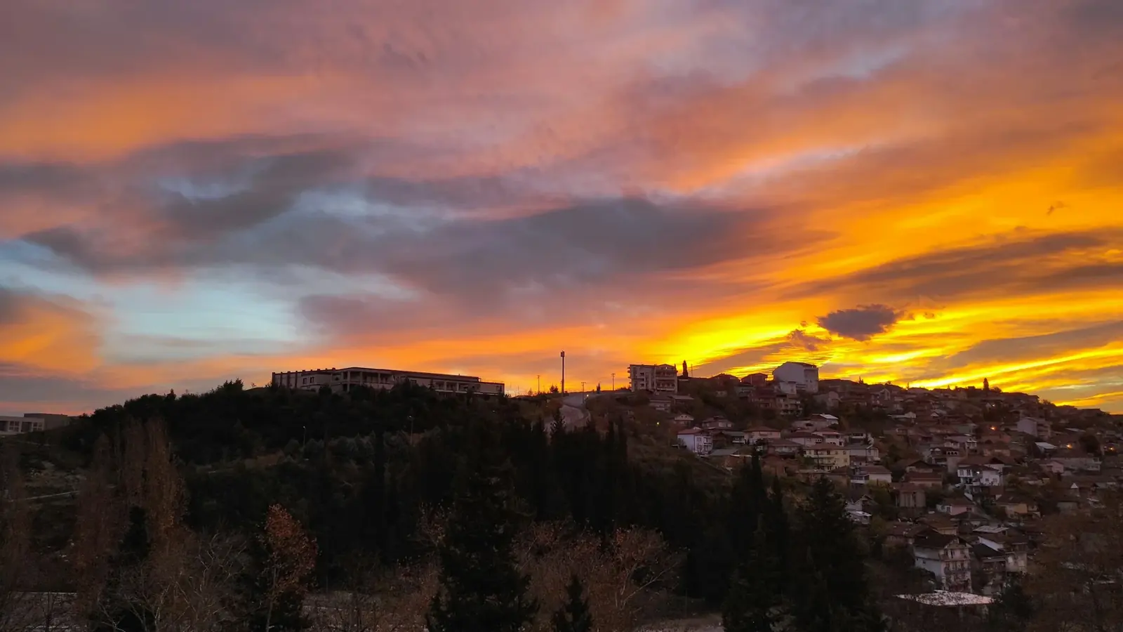 Tepeden gün batımında şehir manzarası