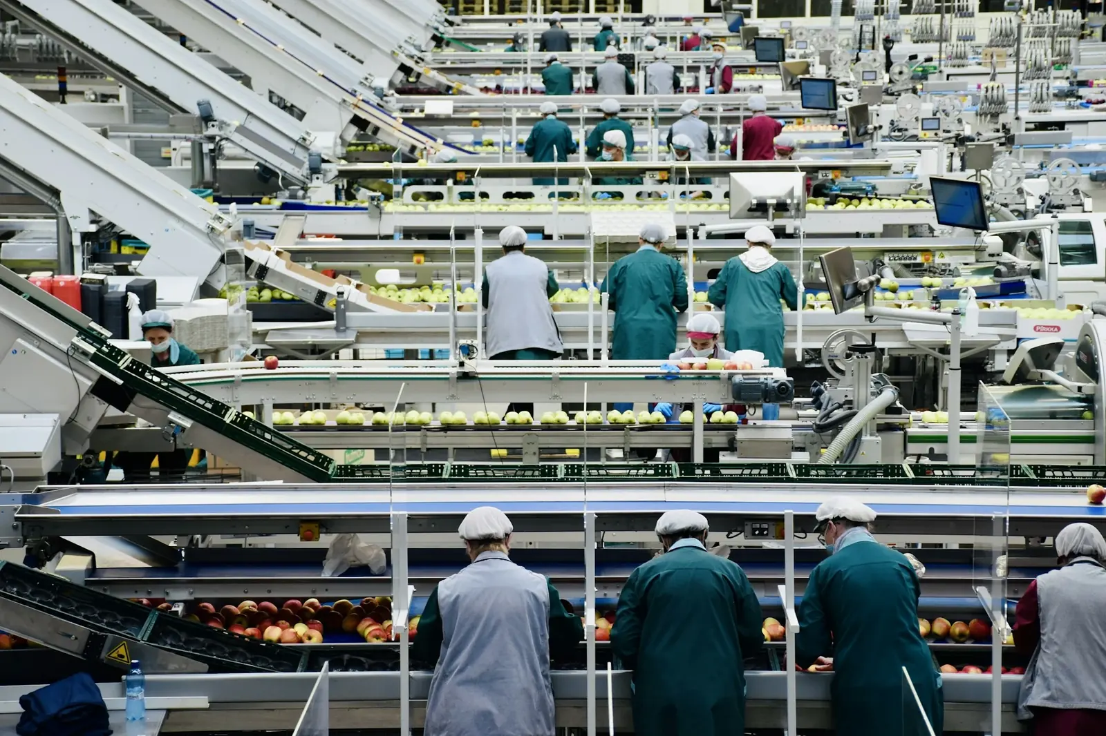 Üretim tesisinde çalışan personel
