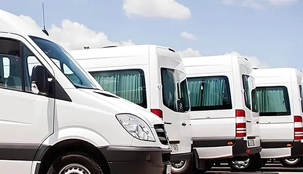 Öğrenci servisi için hazır bekleyen İltur minibüsleri