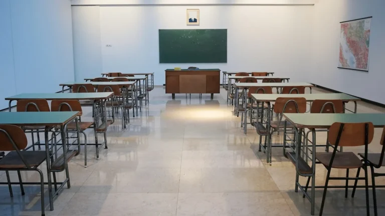 Ders yılı başlamadan önce boş okul sınıfı