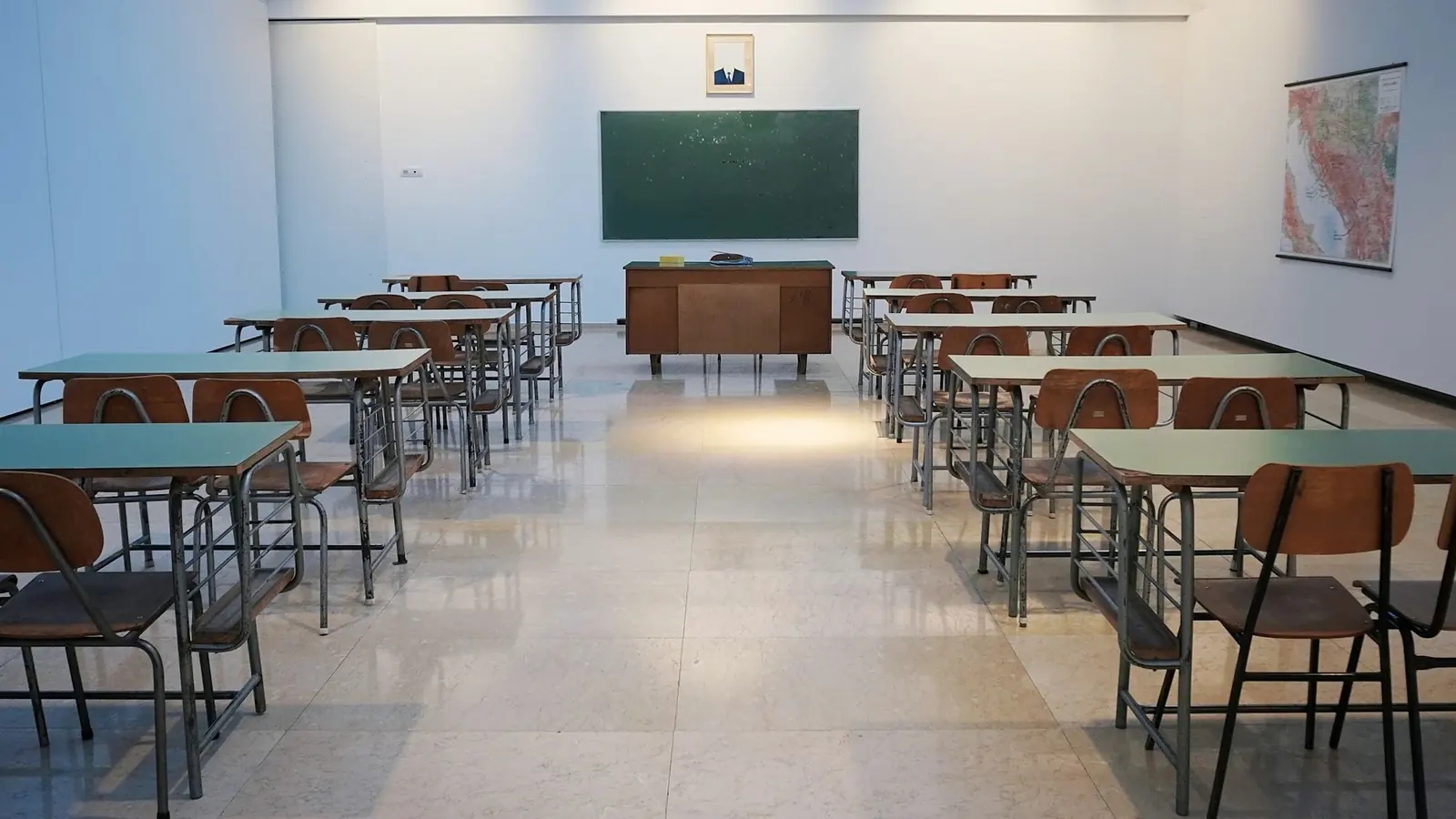 Ders yılı başlamadan önce boş okul sınıfı