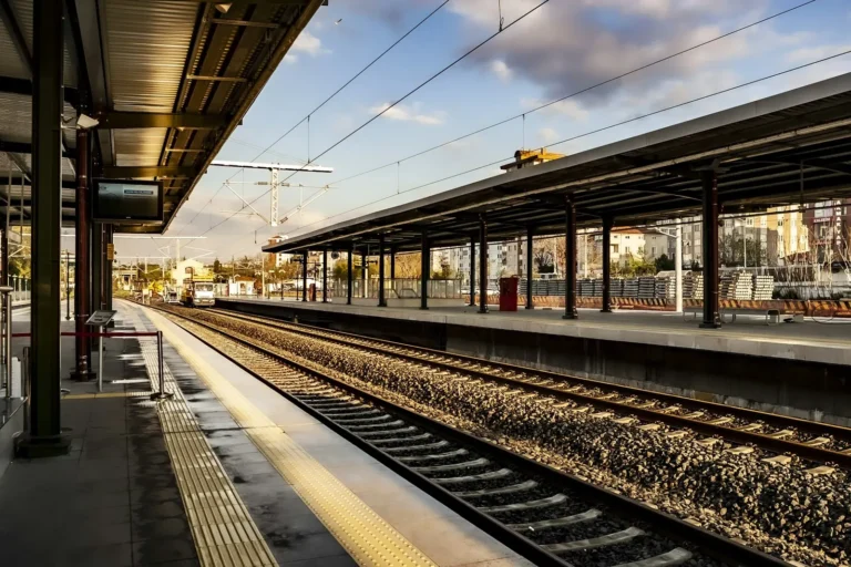 Tren istasyonu peronu