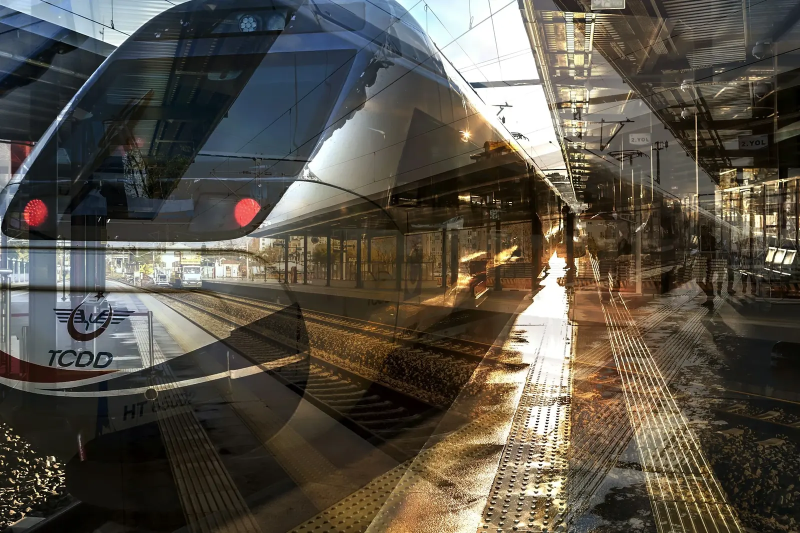 İstasyonda bekleyen banliyö treni