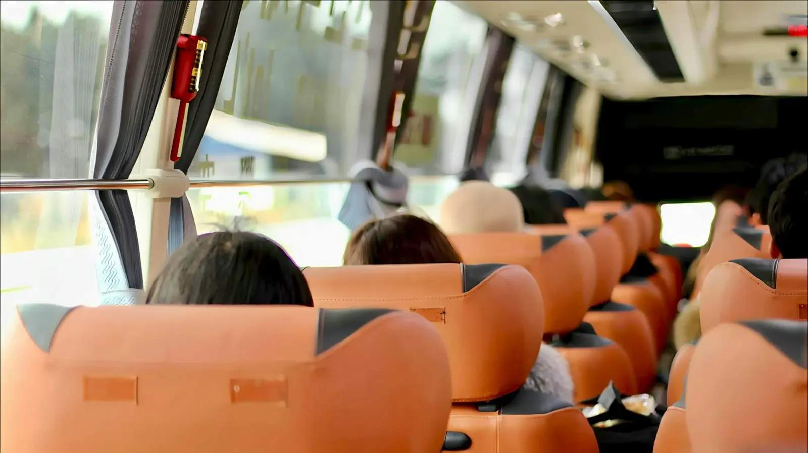 Personel servisinde koltuklarına yerleşmiş çalışanlar