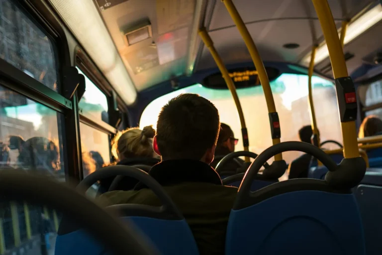 Servis aracında yolculuk eden çalışanlar