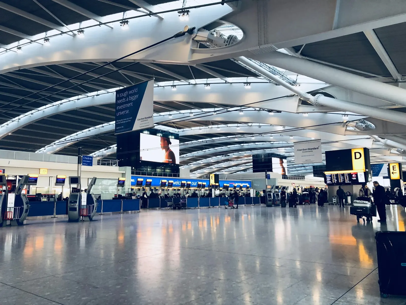 Havalimanı terminalinde check-in bankoları ve bilgi ekranları