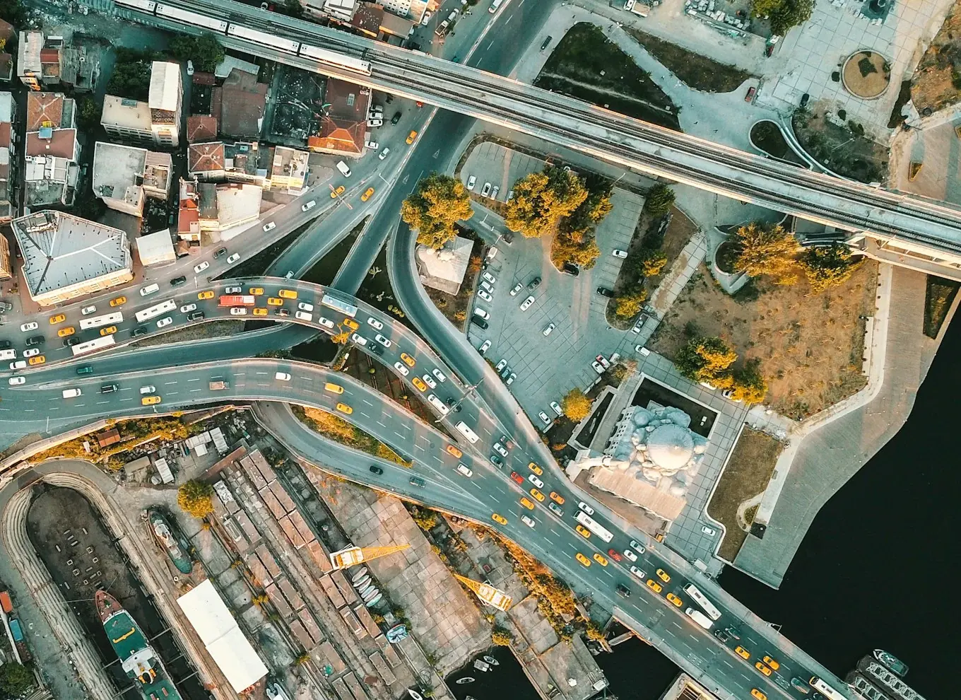 İstanbul’da kavşak ve yolların havadan görünümü