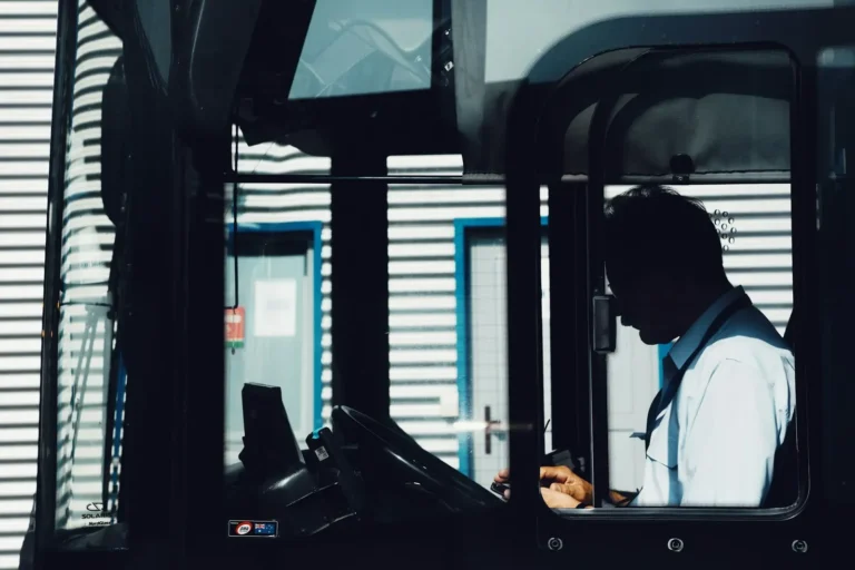 Direksiyon başında servis aracı kullanan sürücü