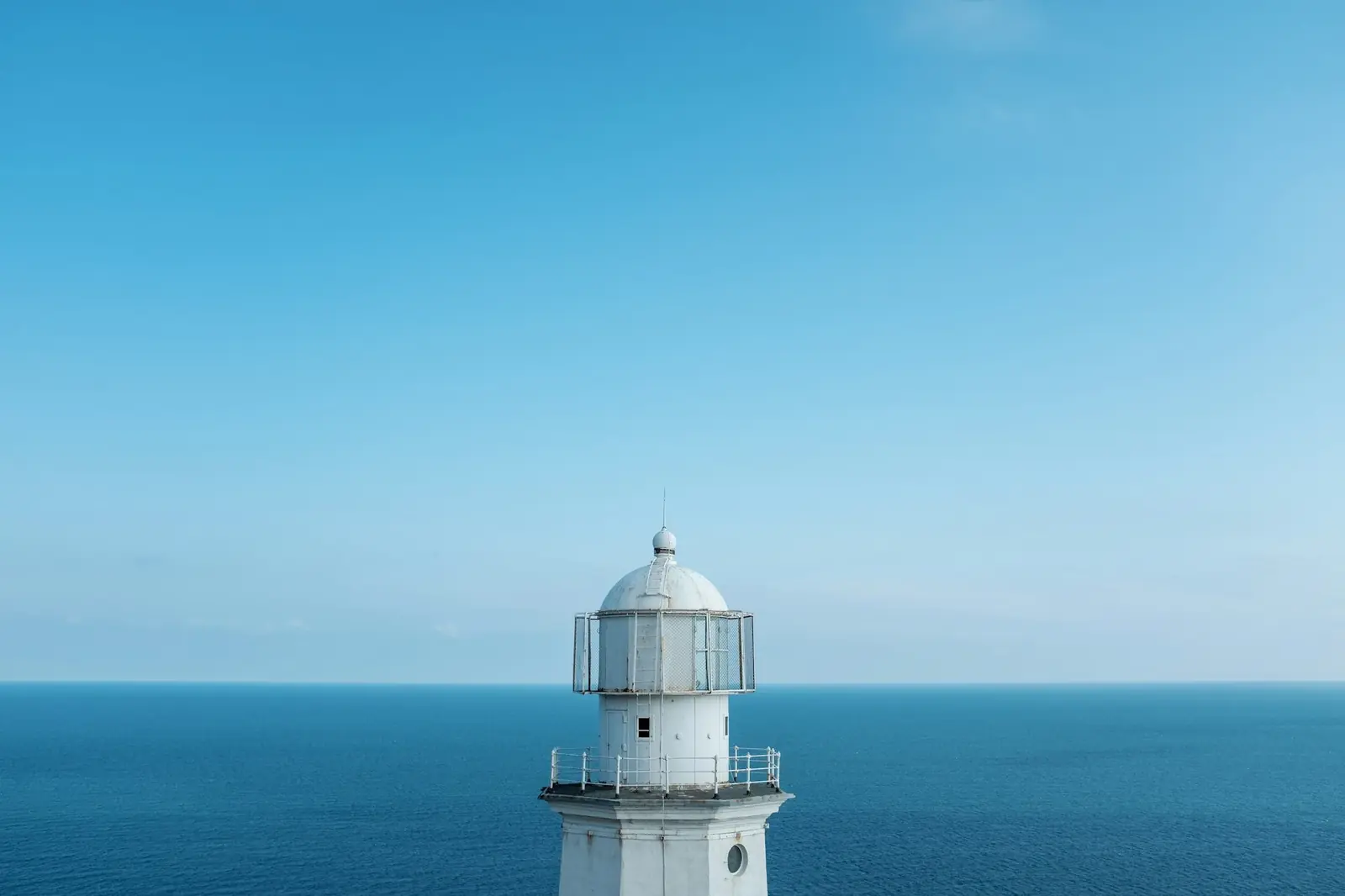 Deniz kenarında beyaz deniz feneri