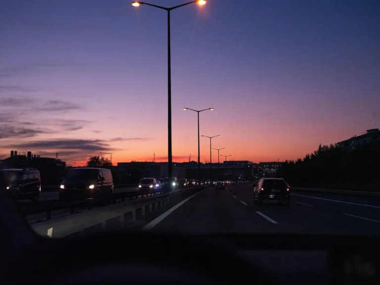 Alacakaranlıkta otoyolda araç trafiği