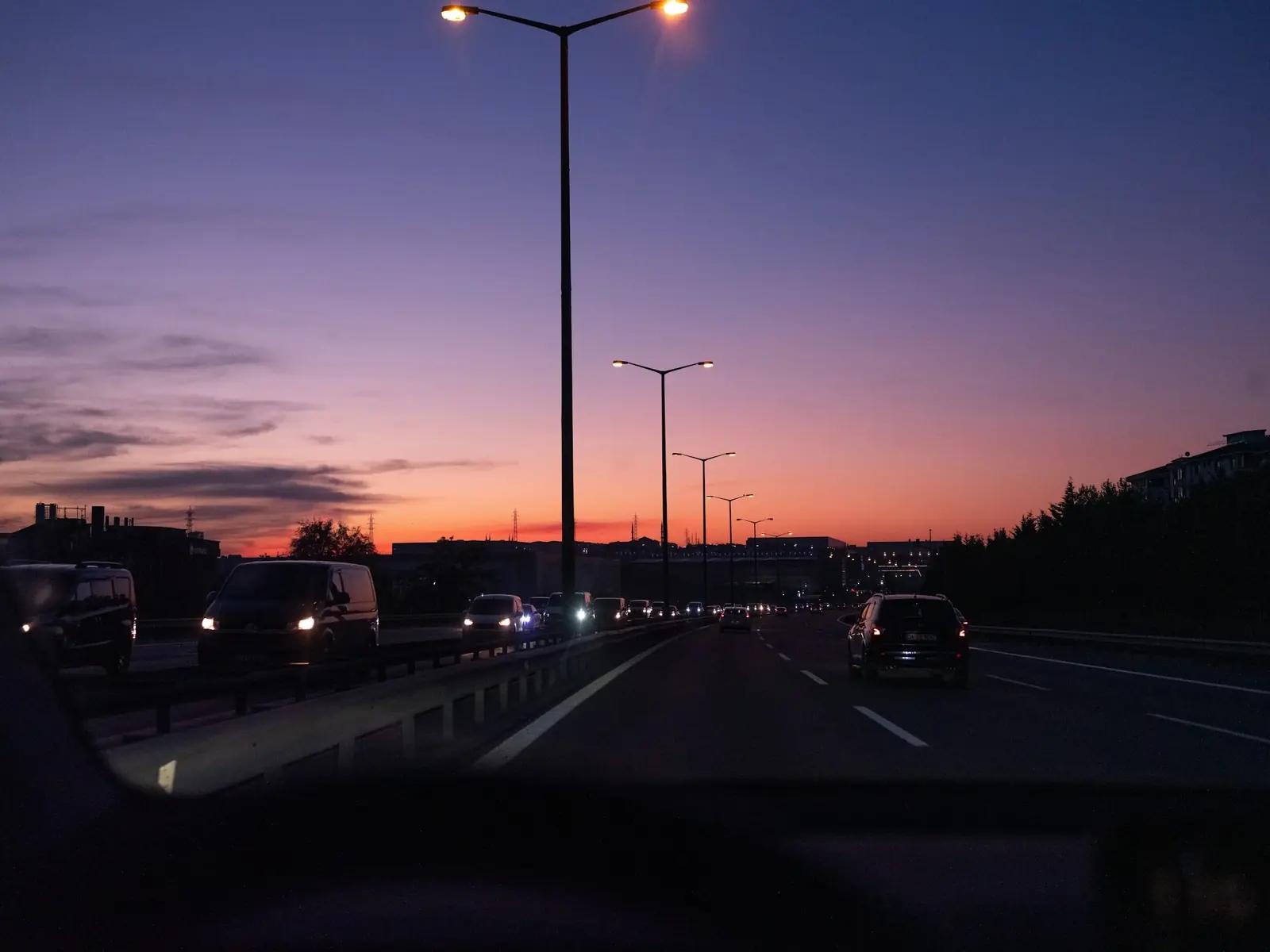 Alacakaranlıkta otoyolda araç trafiği