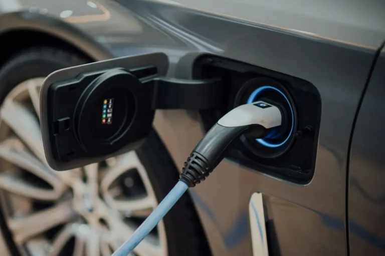 Şarj kablosu takılı elektrikli araç