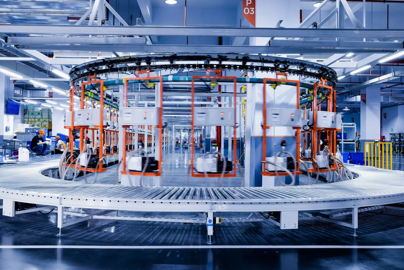 Otomasyonlu üretim tesisinde çalışma