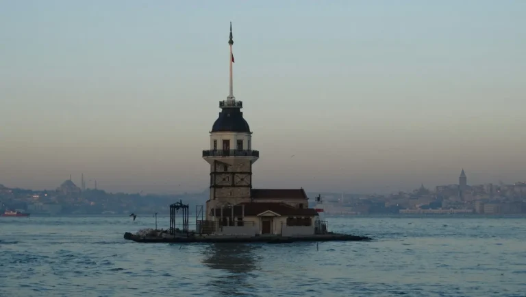 Üsküdar açıklarında Kız Kulesi