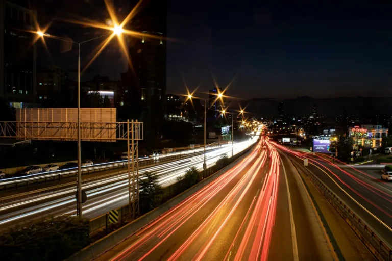 Gece otoyolda araç farlarının bıraktığı ışık izleri