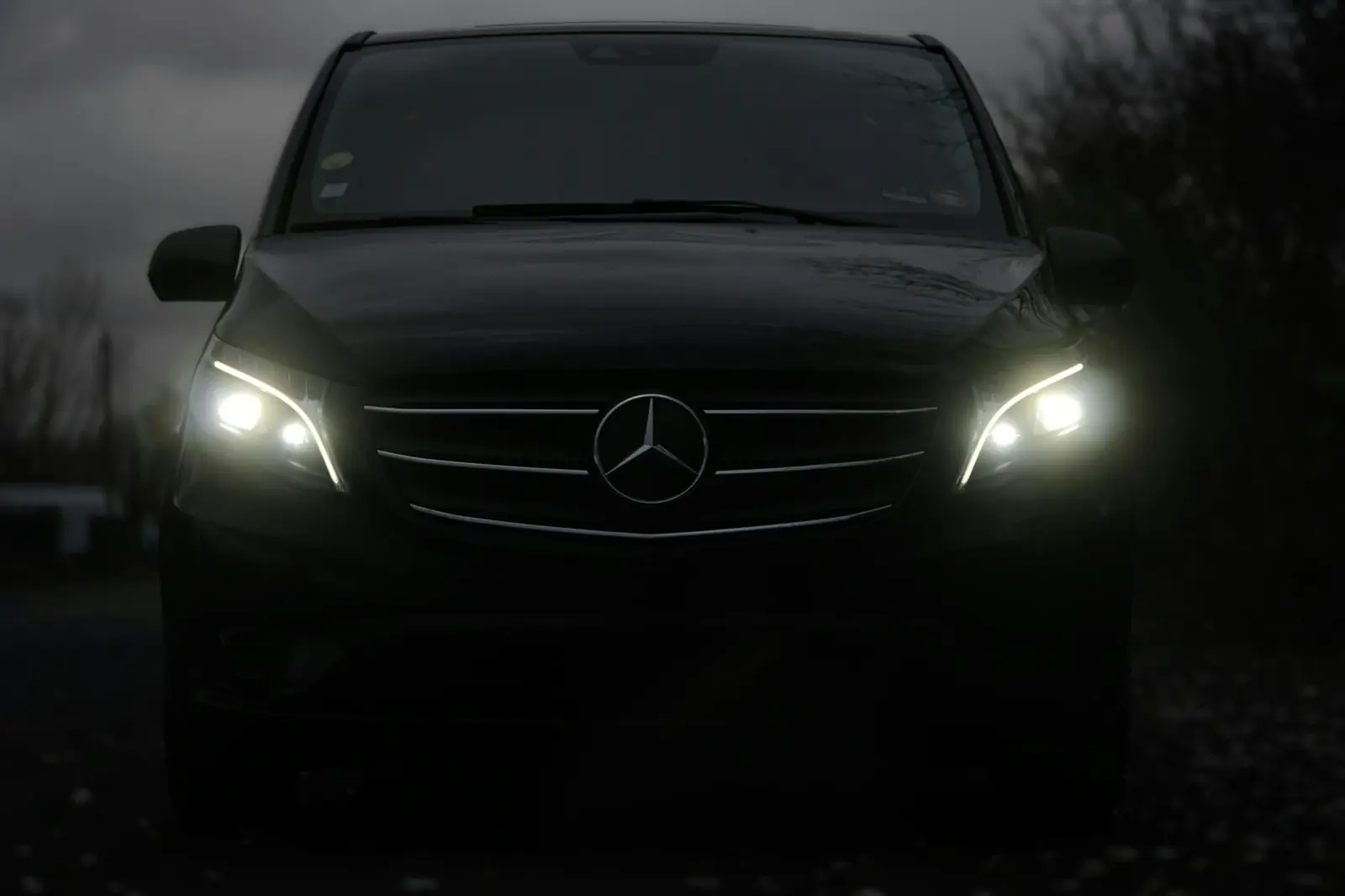Gece farları yanan siyah VIP transfer minibüsü